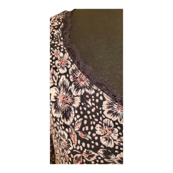 J. H. COLLECTIBLE TOP, SIZE LARGE, BLACK WITH FLORAL, HAS STRETCH TO IT - Picture 3 of 7